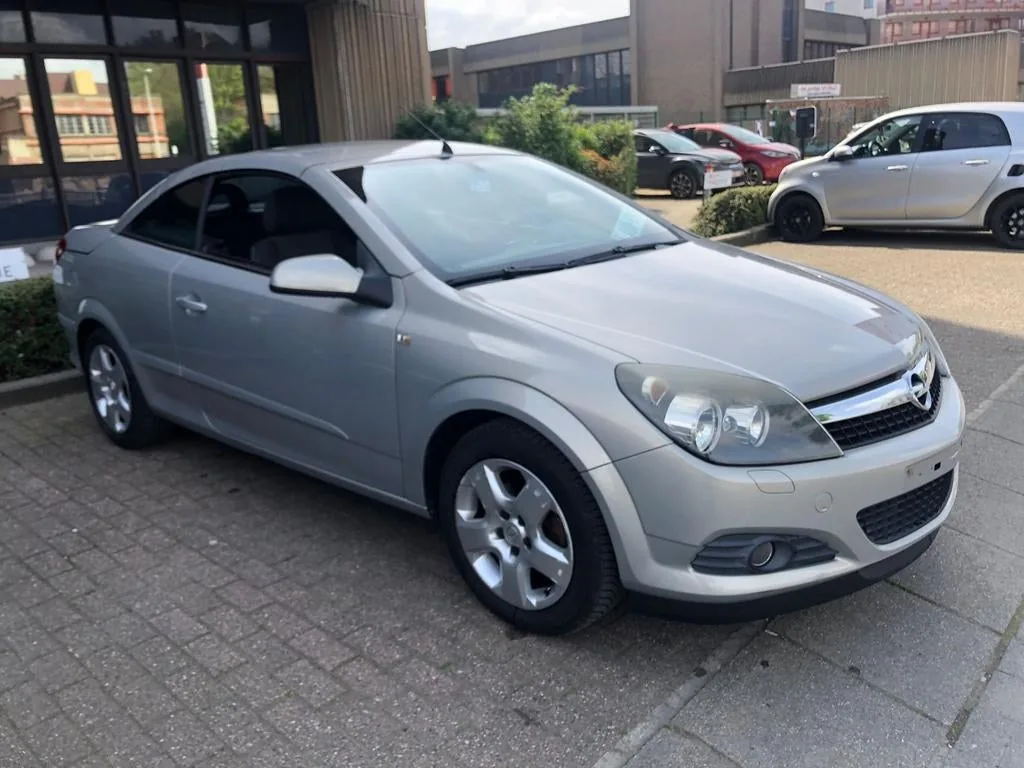 Opel Astra, foto 1 van 24
