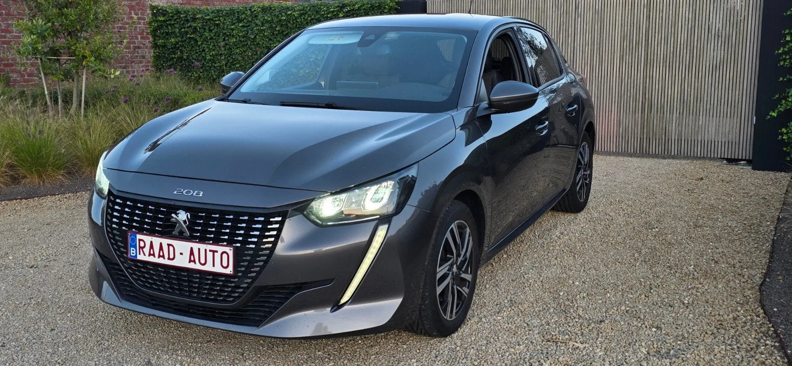 Peugeot 208, foto 1 van 21